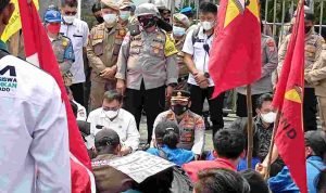 Kapolres Minahasa Pimpin Langsung Pengamanan Aksi Demo Mahasiswa di Depan Kantor Bupati