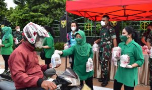 Wujud Peduli, Persit KCK PD II/Swj Bagi Takjil ke Masyarakat