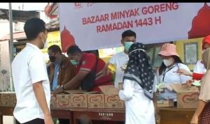 Indah Kiat Gelar Bazar Minyak Goreng Murah Warga Kragilan Sambut Baik