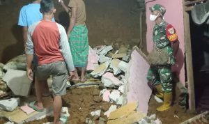 Rumah Salah Satu Warga Desa Sukajaya Ambruk 