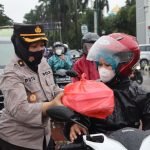 Warga Pulang Mudik Lebih Awal dan Pekerja Dapatkan Ta’jil dari Polwan
