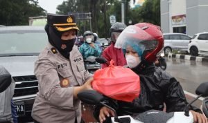 Warga Pulang Mudik Lebih Awal dan Pekerja Dapatkan Ta’jil dari Polwan