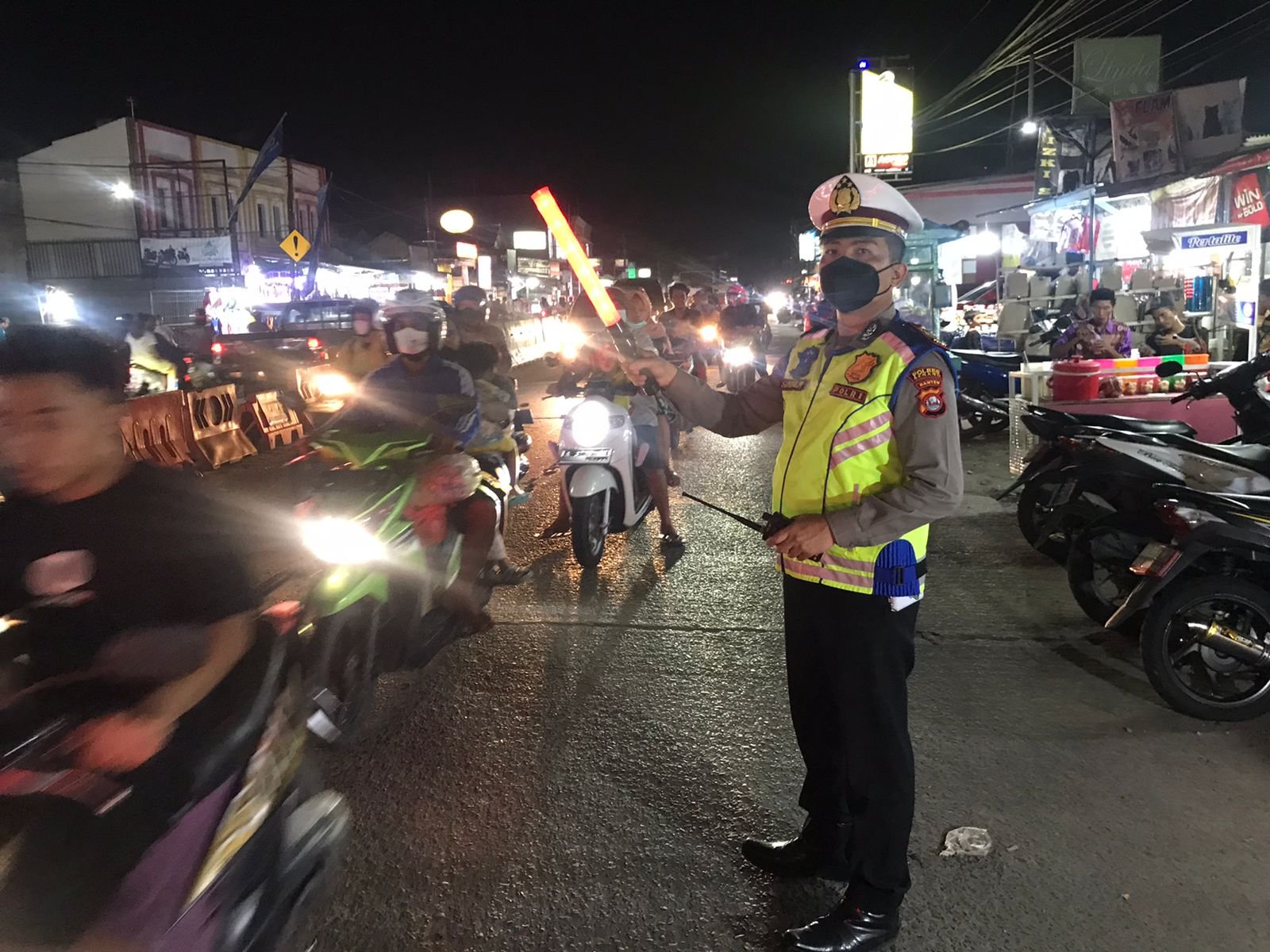 Antisipas Kemacetan di Pasar Tumpah Tambak, Satlantas Polres Serang Sigap Pengaturan Arus Lalulintas 1 IMG 20220425 WA0102