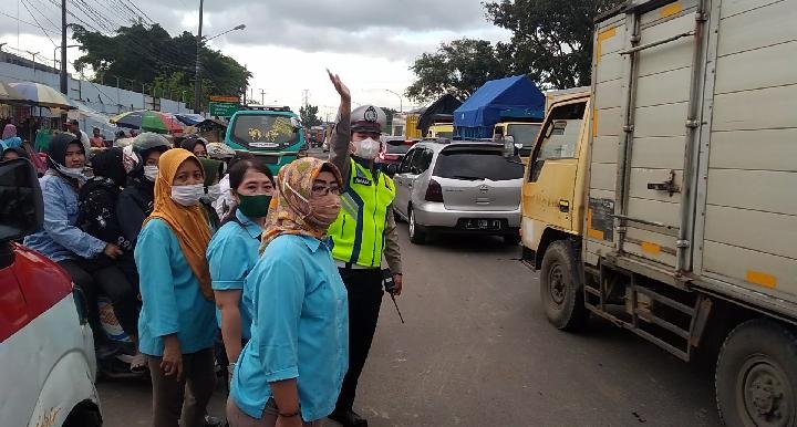 Urai Kemacetan Jam Pulang Karyawan, Anggota Satlantas Polres Serang Sigap Gatur Lalin di Jalur Mudik 1 IMG 20220428 WA0111