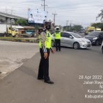 Ciptakan Kamseltibcarlantas Jelang Lebaran, Personel Satlantas Polres Serang Gatur Disimpang Interchange Cikande 