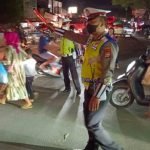 Arus Mudik Malam Meningkat, Personil Satlantas Polres Serang Bantu Warga Menyebrang Jalan
