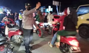 Antisipasi Kemacetan, Personel Pos Pam Tambak Polres Serang Laksanakan Gatur Lalin
