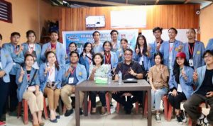 Sarah Dondokambey Serahkan Cinderamata, Tumundo Narsum di Seminar KKT Unsrat