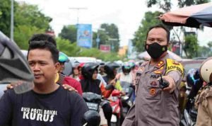 Salut…Kapolres Bungo AKBP Guntur Saputro Atasi Kemacetan di Jalinsum dengan Turun ke Jalan