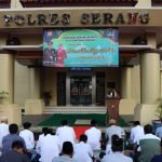Kapolres Serang Bersama Personel Polres Serang Laksanakan Shalat idul Fitri 1443 Hijriah di lapangan Hitam Polres Serang