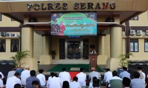Kapolres Serang Bersama Personel Polres Serang Laksanakan Shalat idul Fitri 1443 Hijriah di lapangan Hitam Polres Serang