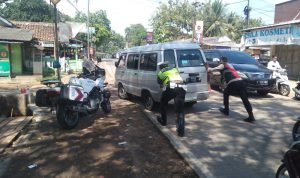 Aksi Heroik Anggota Satlantas Polres Serang Bantu Dorong Mobil Mogok Cegah Kemacetan di Lebaran Kedua 3 IMG 20220503 WA0057
