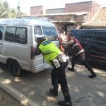 Aksi Heroik Anggota Satlantas Polres Serang Bantu Dorong Mobil Mogok Cegah Kemacetan di Lebaran Kedua