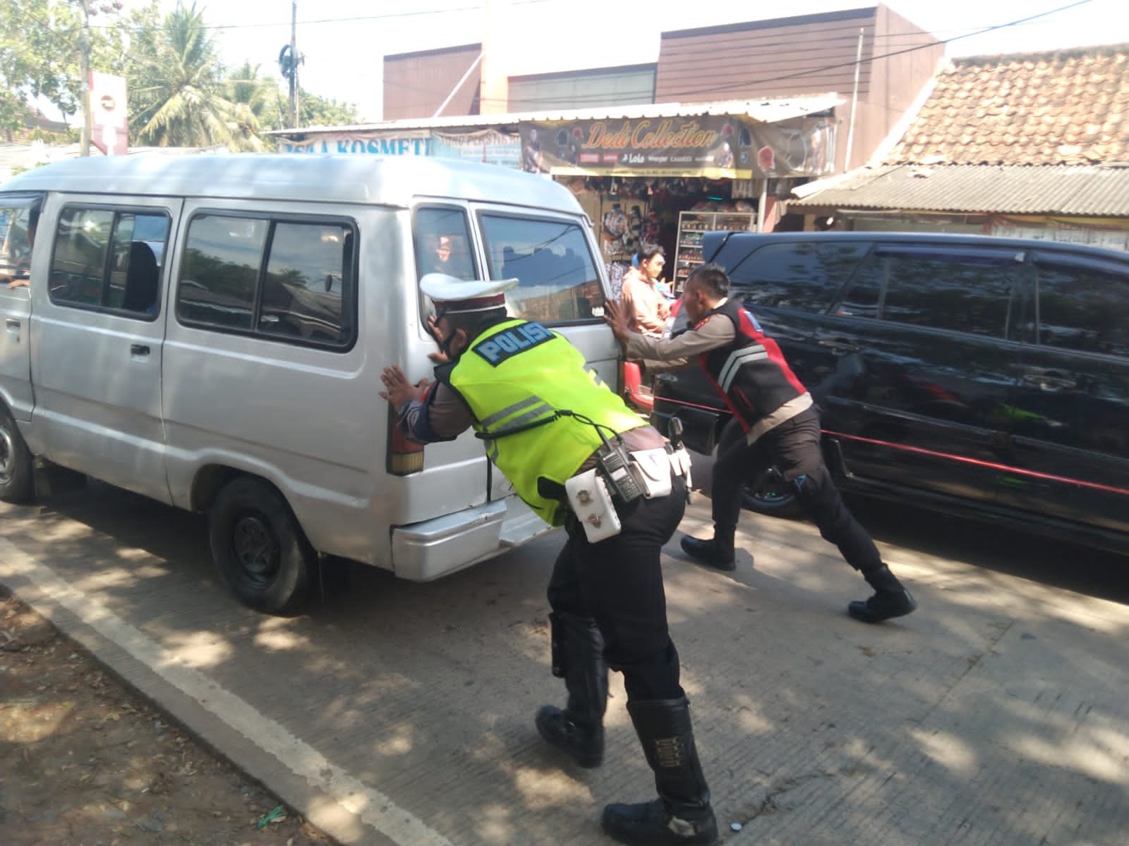Aksi Heroik Anggota Satlantas Polres Serang Bantu Dorong Mobil Mogok Cegah Kemacetan di Lebaran Kedua 1 IMG 20220503 WA0058