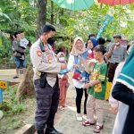 Tempat Wisata di Padati Ribuan Pengunjung, Polsek Serang Baru Bagikan Masker