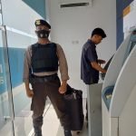 Berikan Rasa Aman Personel Sat Samapta Polres Serang Kawal Pengisian Mesin ATM