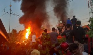 Pangkalan Gas LPG dan Minyak Tanah di Pasar Usang Terbakar, 11 Unit Mobil Damkar Diturunkan