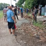 Pemuda Kampung Pedes Giat Gotong Royong Memperbaiki Jalan Yang Rusak