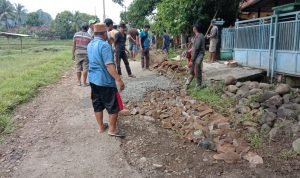 Pemuda Kampung Pedes Giat Gotong Royong Memperbaiki Jalan Yang Rusak