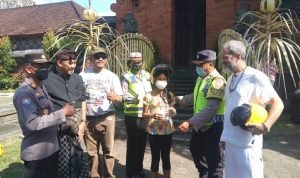 Seremonial Pembagian 50 Helm Gratis Kepada Anak-Anak