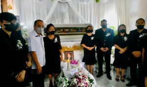 Bupati ROR Melayat ke Rumduk Ayah Mertua Kadis Kominfo Minahasa Agustivo Tumundo