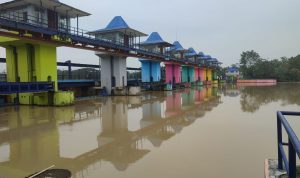 Personil Polsek Cikeusal Cek Debit Air Bendungan Baru Desa Panyabrangan