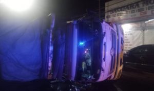 Kondisi Jalan Bergelombang, Truk Bermuatan Kardus Terbalik di Jalan Raya Pasar Kemis