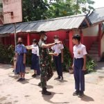 Babinsa Koramil 1302-13/Tombatu Sambangi SMP Negeri 1 Toluaan