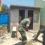 TNI Goro Bersama Warga Bangun MCK