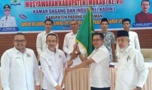 Mewakili Bupati Suhatri Bur Kadis Dagnakerkop dan UKM Buka Muskab ke VII Kadin Padang Pariaman