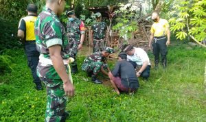 Koramil 1616-07/Payangan Laksanakan Gotong Royong Di Pura Hyang Api