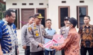 Sekdako Pariaman Yota Balad Apresiasi Personil Polres Pariaman Bantu Bedah Rumah