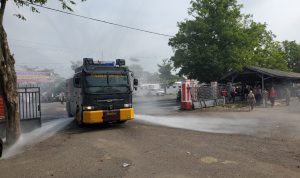 Gunakan Watercanon, Polres Blitar Kota Semprotkan Disinfektan di Pasar Dimoro