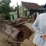 Akibat Pergeseran Tanah Di Desa Cilangkap Jalan Poros Desa Dan Beberapa Rumah Warga Rusak