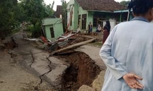 Akibat Pergeseran Tanah Di Desa Cilangkap Jalan Poros Desa Dan Beberapa Rumah Warga Rusak