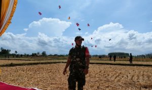 Babinsa 1616-05/Sukawati Pantau Kegiatan Lomba Layang-Layang