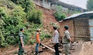 Akibat Di Guyur Hujan Puluhan Rumah Warga Terancam Longsor 