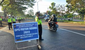 Polres Klungkung Bagikan Masker Dan Stiker Edukasi Tertib Berlalu Lintas