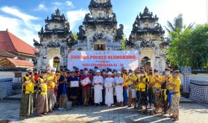 Polsek Nusa Penida Gelar Bersih-bersih di Pura Dalem Ped
