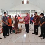 Wakili Bupati Minahasa Sekda Muntu Salurkan Bantuan Natura  Pasca Bencana Alam Minsel Amurang