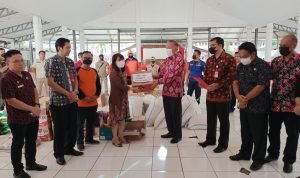 Wakili Bupati Minahasa Sekda Muntu Salurkan Bantuan Natura  Pasca Bencana Alam Minsel Amurang