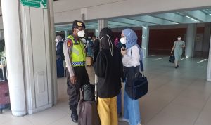 Himbauan Prokes Polres Bandara kepada Penumpang di Terminal Domestik