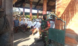 Babinsa Koramil 1616-04/Blahbatuh, Amankan Giat Upacara di Desa Keramas