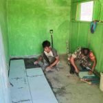 Kopda Herlambang Bantu Pemasangan Keramik Ibu Soiya