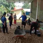 Sertu Yani Tancap Gas Bantu Warga Pasang Keramik di Ponpes Al-Fattah