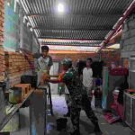 Sertu Dede Rimat Ikut Serta Renovasi Rumah Anas