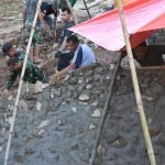 TMMD ke-113, Dandim 1314/Gorut Bantu Anggota Selesaikan Plat Duiker Jalan