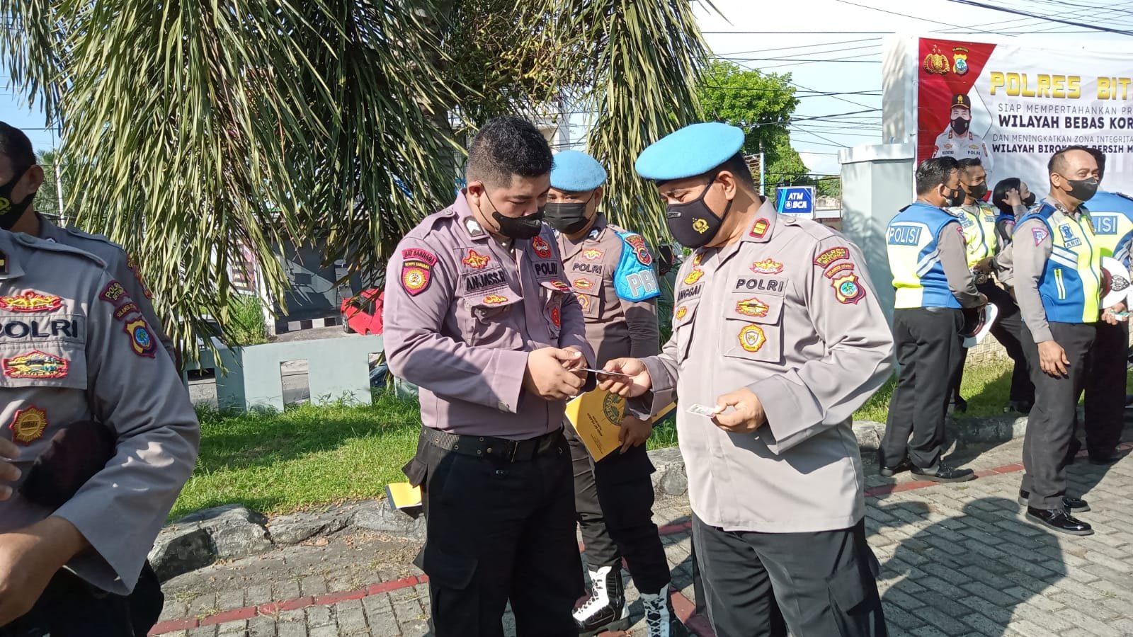 Bid Propam Polda Sulut Periksa Kelengkapan dan Senpi Anggota Polres Bitung 1 polres bitung periksa 2