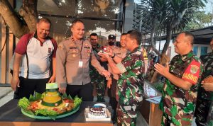 Koramil Pasar Kemis Berikan Tumpeng Ucapan HUT Bhayangkara ke 76