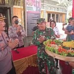 Danramil 01 Gianyar berikan nasi tumpeng kepada Kapolsek Gianyar